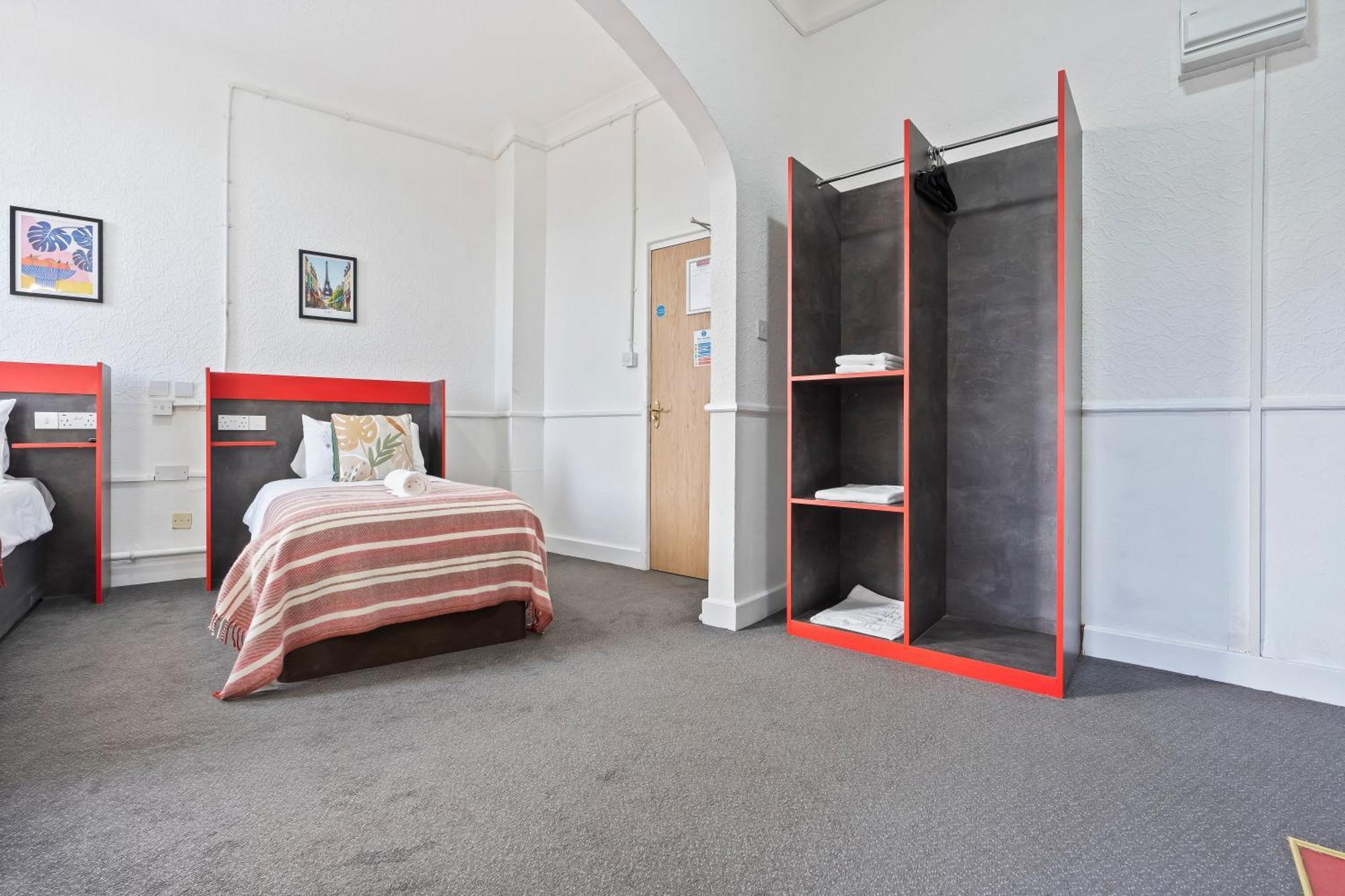 Vibrant, Spacious With Parking And Netflix Dudley
