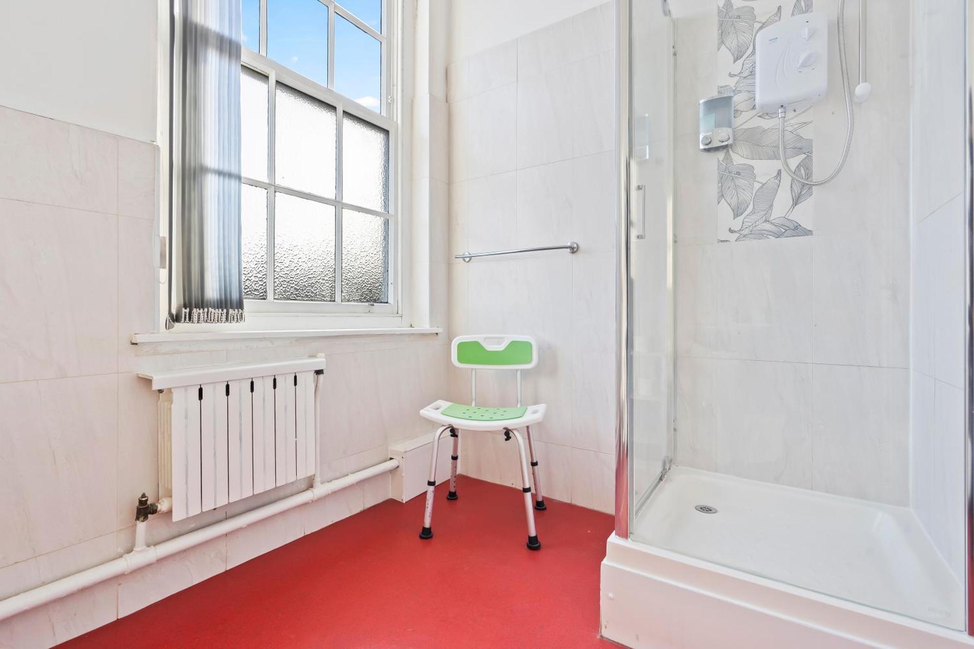 Vibrant, Spacious With Parking And Netflix * Dudley